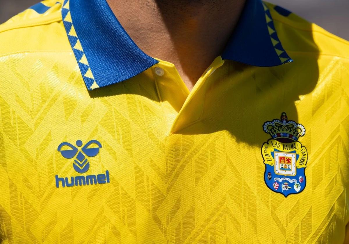 Imagen principal - Las pintaderas en la nueva equipación de la UD Las Palmas desatan la locura: «Se van a vender como churros»