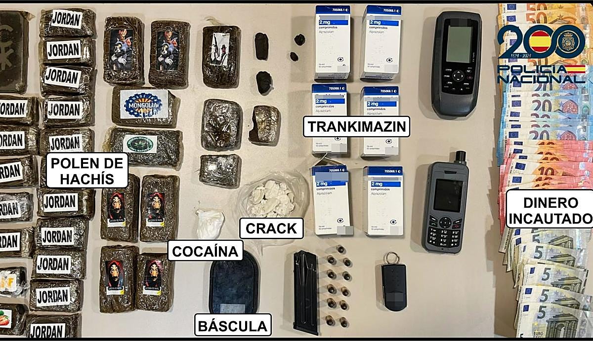 Imagen de lo incautado al hombre que vendía droga frente a un parque en Telde.