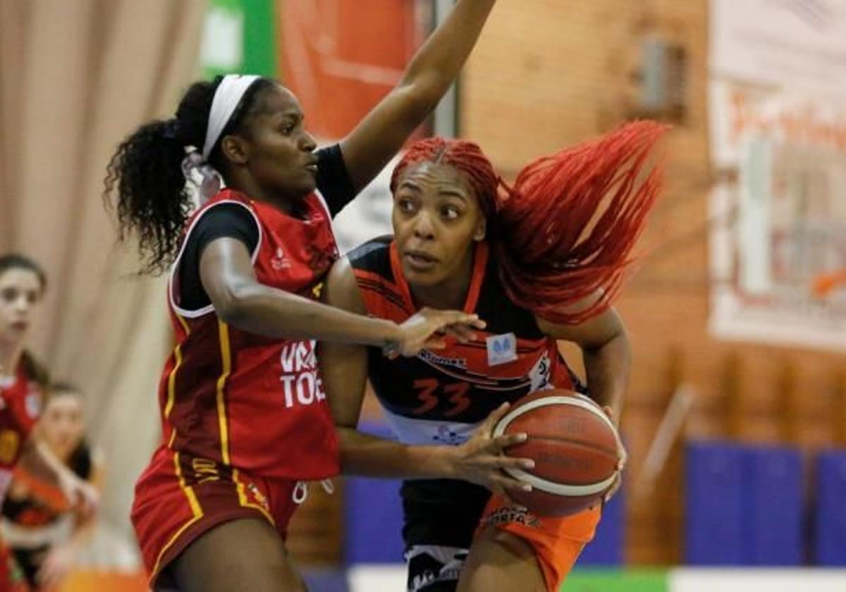Nneka Ezeigbo busca anotar en un encuentro.
