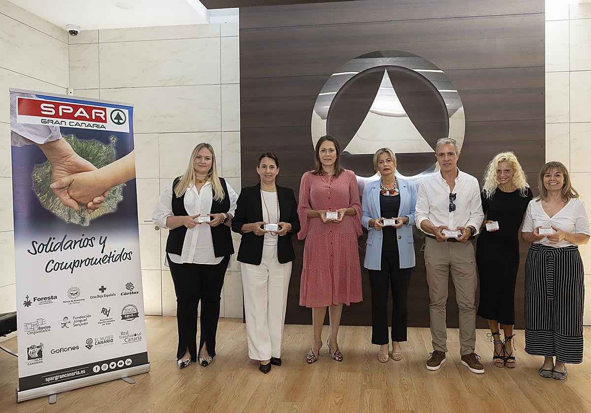 Participantes del proyecto 'ValesMucho' tras la entrega de las tarjetas.