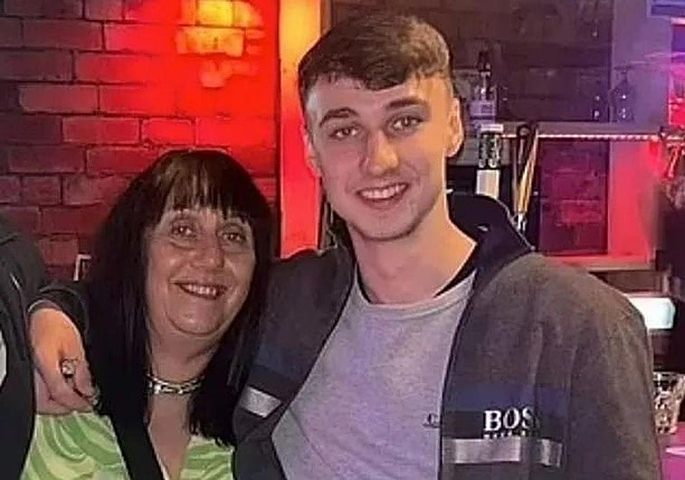 Jay Slater y su madre, Debbie Duncan.