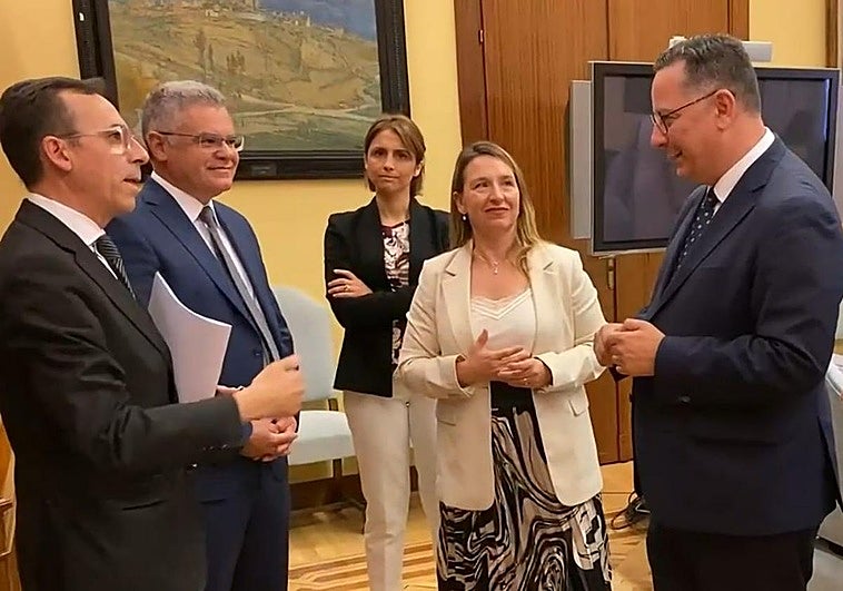 Imagen de la reunión del consejero de Educación (1i) con el secretario de Estado de Educación (1d).