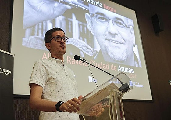 Sergio Mira Jordán, ganador de esta primera convocatoria, este jueves, en la Biblioteca de Arucas.