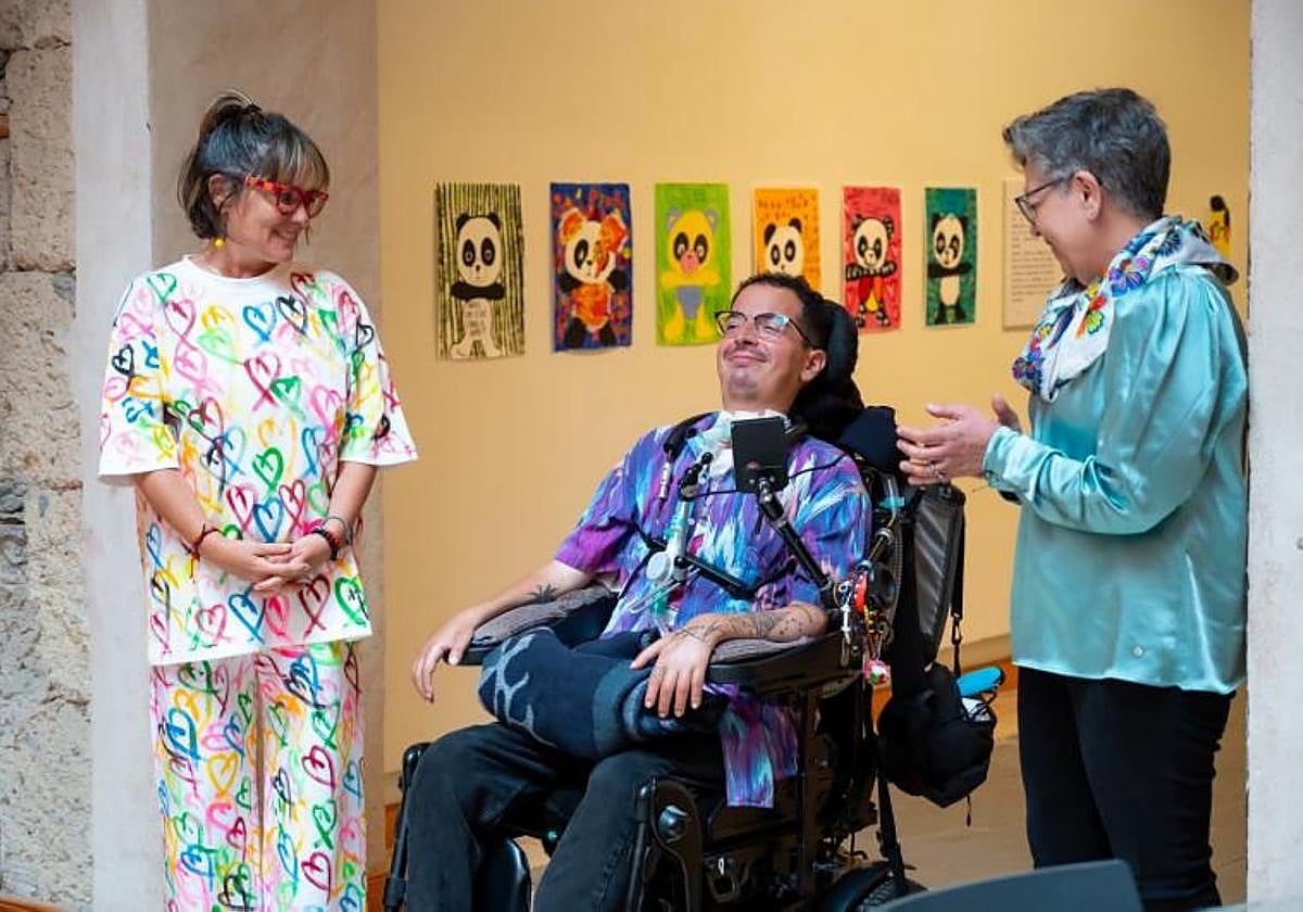 De izquierda a derecha, Vesna Pop, Miguel Planas y María Caubín, en la inauguración de la exposición.