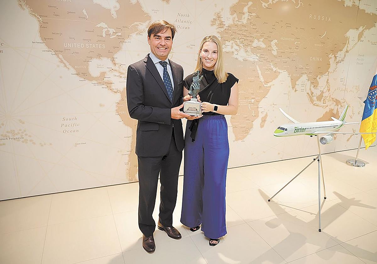 Gemma Torres, presidenta del ICHH, hizo entrega al director Comercial y de Marketing de Binter, Miguel Ángel Suárez, de una escultura titulada «Manos Solidarias».