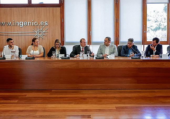 Imagen del encuentro que mantuvo el vicepresidente insular con lel Gobierno e Ingenio.