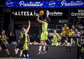 El exterior norteamericano Caleb Homesley lanza desde el exterior.