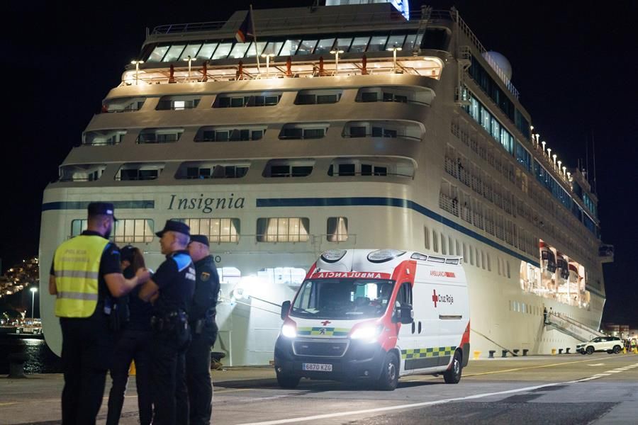 Llega a Tenerife el crucero que rescató a un cayuco con seis fallecidos