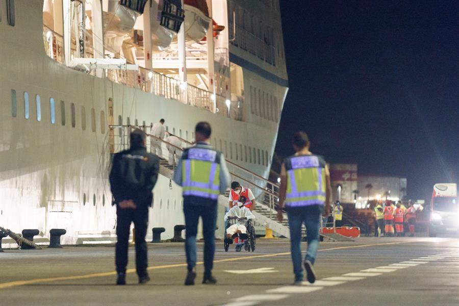 Llega a Tenerife el crucero que rescató a un cayuco con seis fallecidos