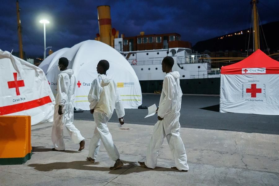 Llega a Tenerife el crucero que rescató a un cayuco con seis fallecidos