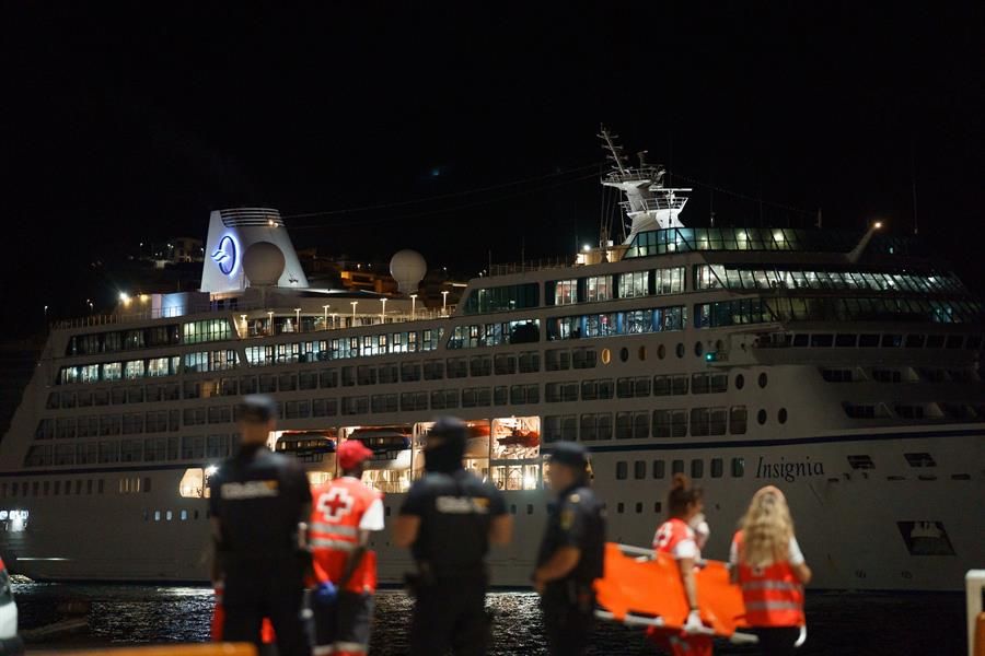 Llega a Tenerife el crucero que rescató a un cayuco con seis fallecidos