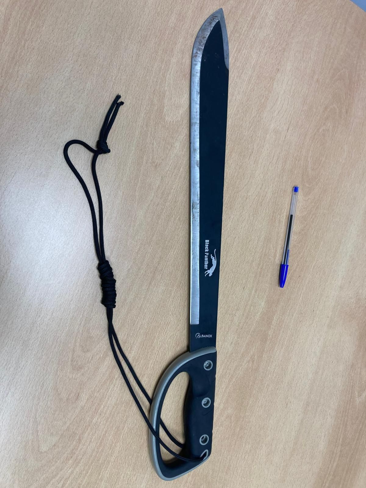 El arma blanca, cuyas dimensiones quedan reflejadas con la comparativa del bolígrafo.