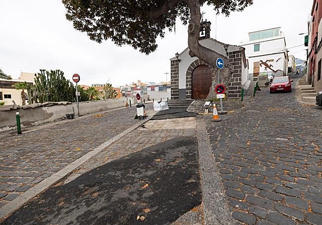 Imagen de la parte asfaltada ante el templo que rechazan los vecinos.
