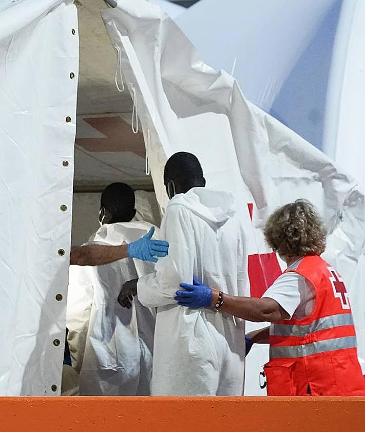 Imagen secundaria 2 - Más de 30 personas murieron en el cayuco rescatado por el crucero tras 17 días a la deriva