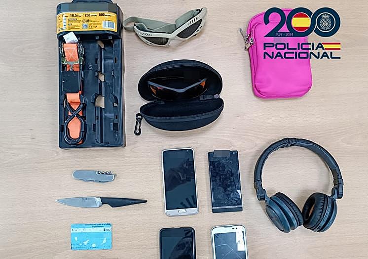 Material incautado al detenido.