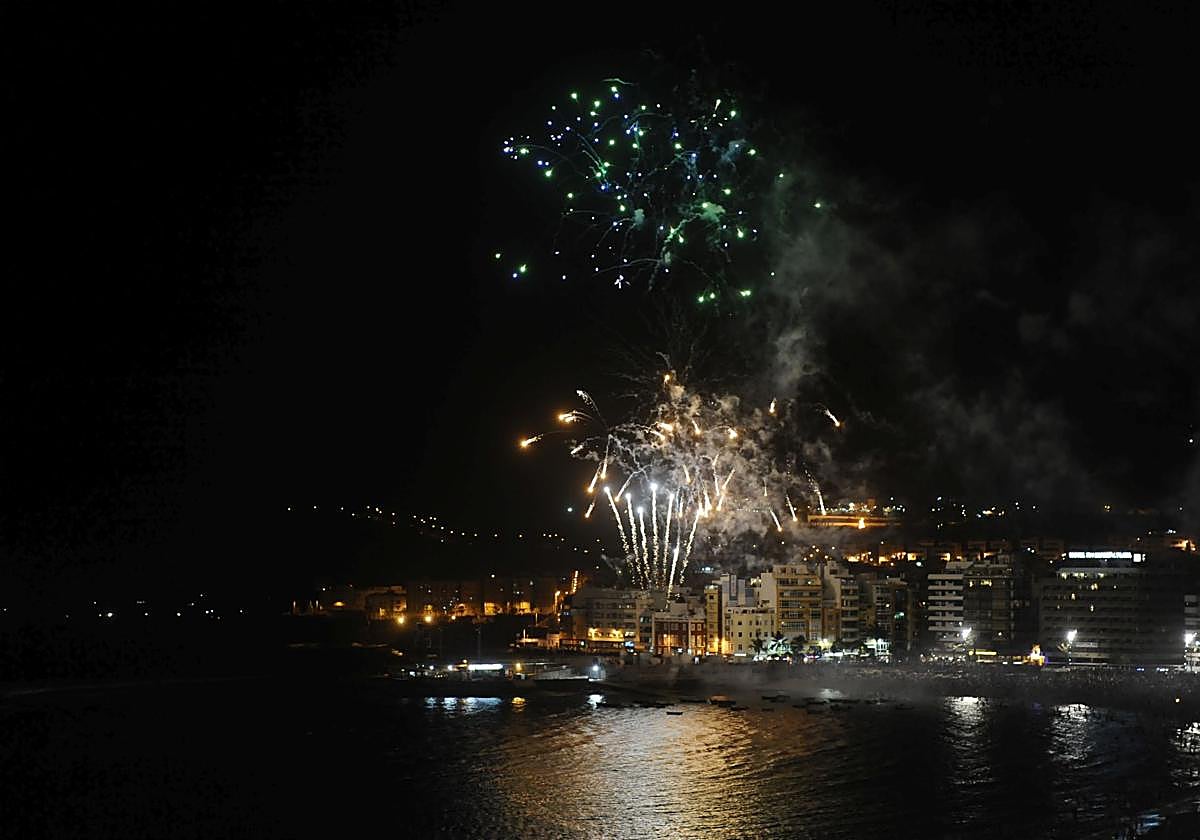 Imagen de archivo de una noche de San Juan en Las Canteras.