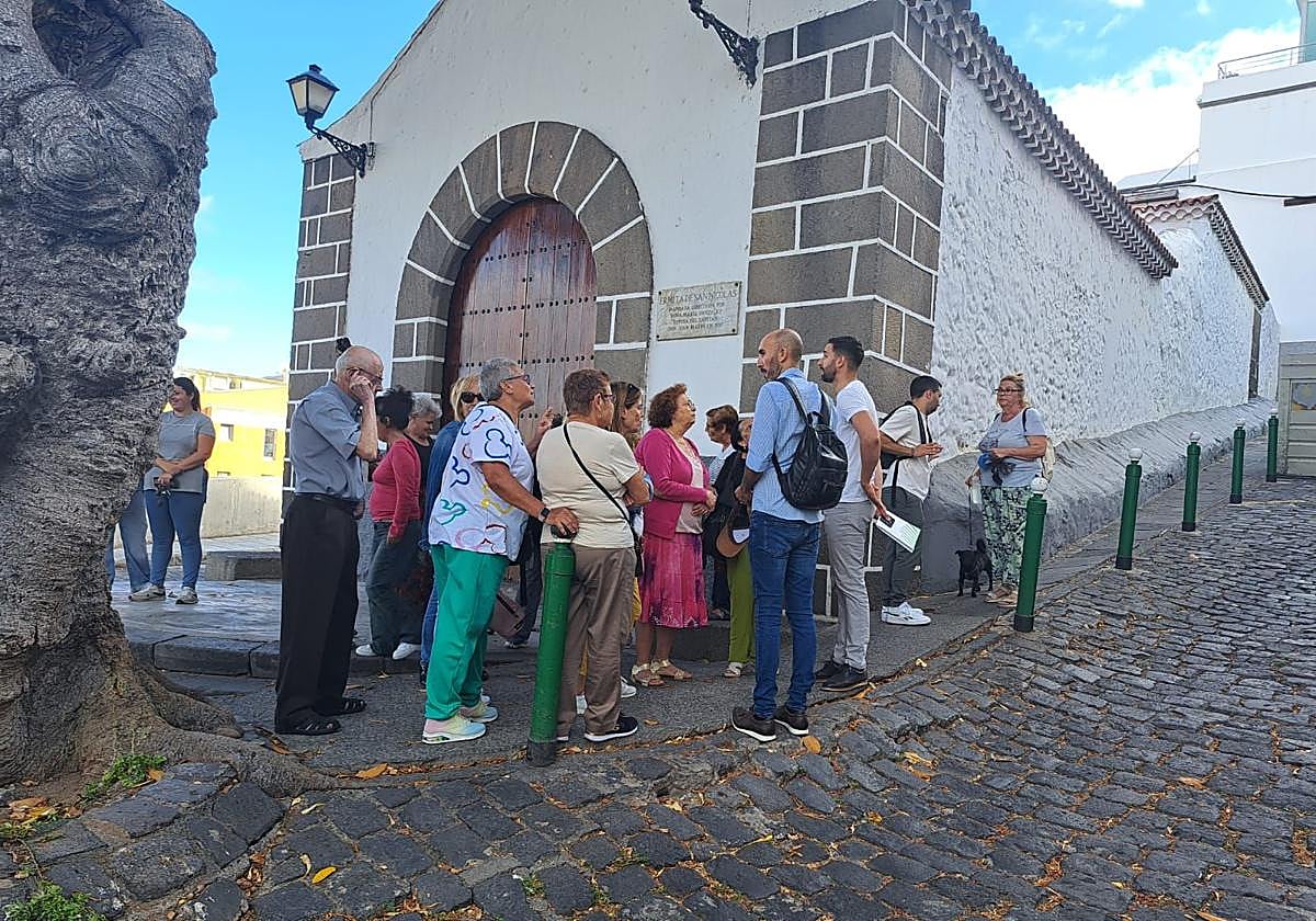 Un momento del encuentro de los vecinos con el edil de Vías y Obras ante la ermita.