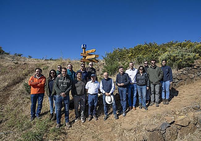 Autoridades y técnicos en una foto de grupo antes de iniciar el recorrido.