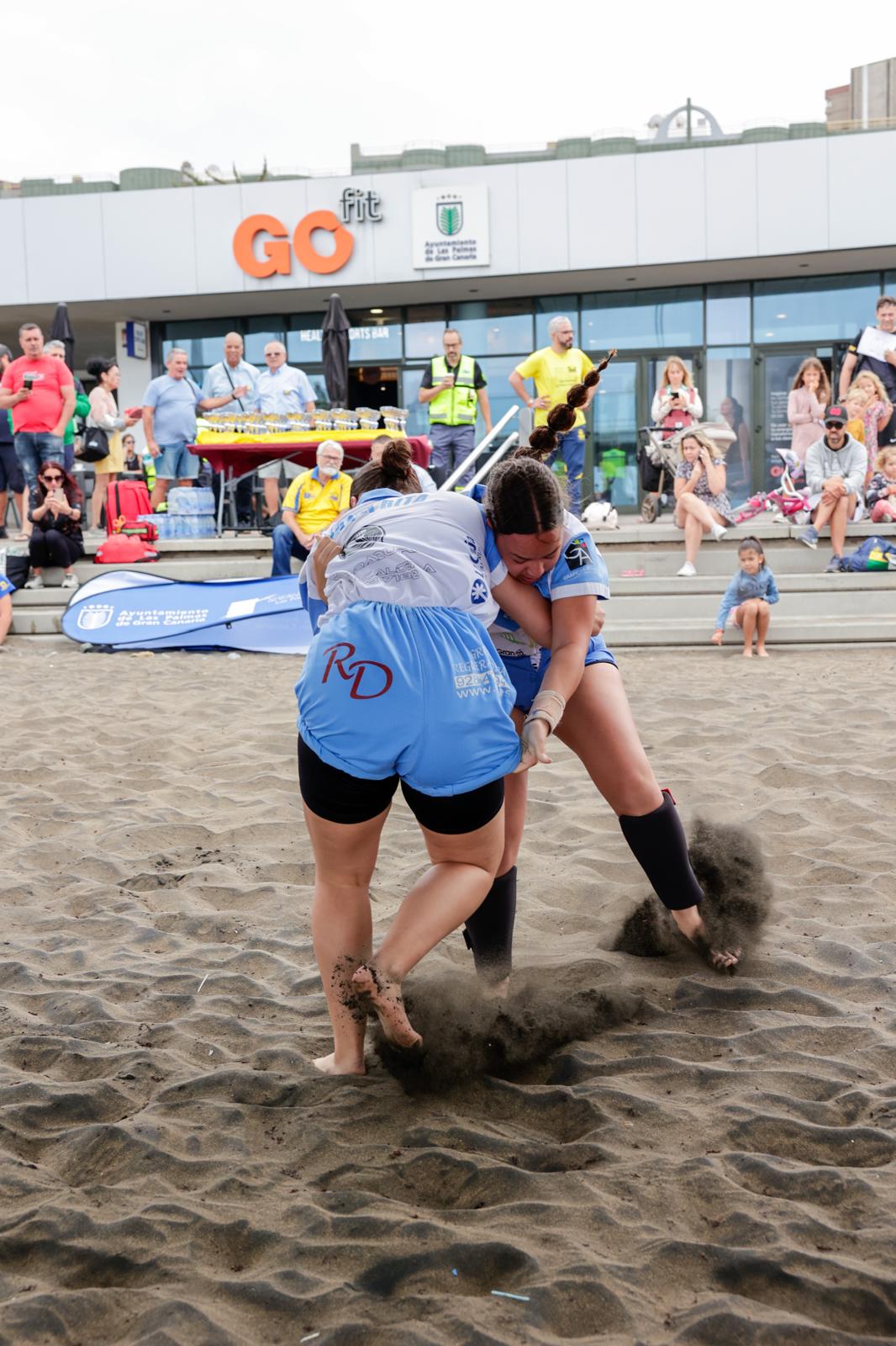 La lucha canaria se exhibe en Las Canteras
