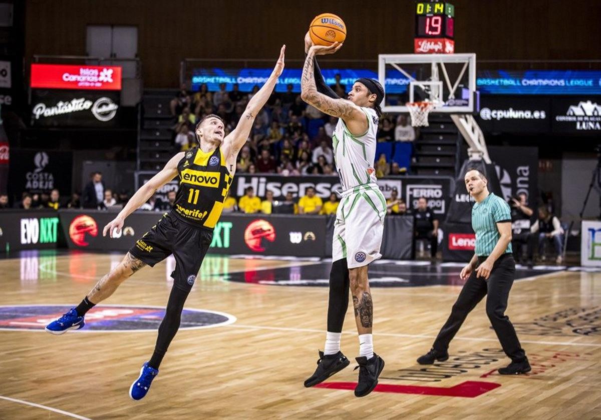 Caleb Homesley lanza ante la defensa de Kyle Guy en la Basketball Champions League.