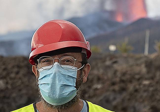 Rafael Avero durante sus trabajos en el Tajogaite.