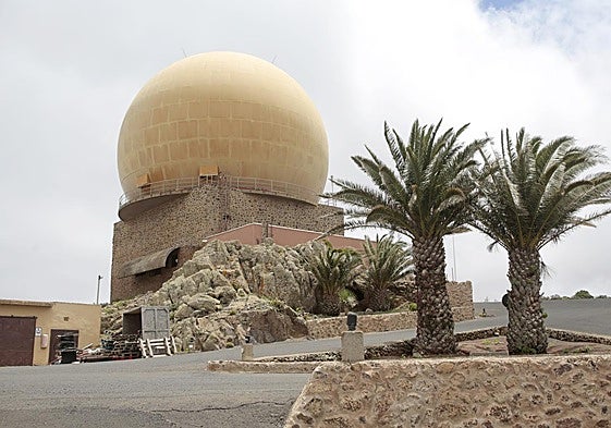 Radar protegido bajo una gran cúpula en el EVA 22 en las Peñas del Chache.