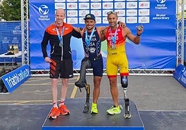 Morales, a la derecha de la imagen, en el podio de Gales.