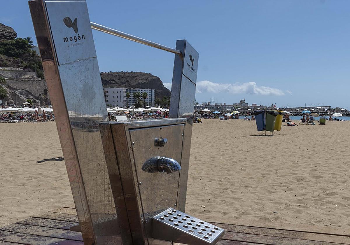 Imagen de ducha de playa en el municipio moganero.