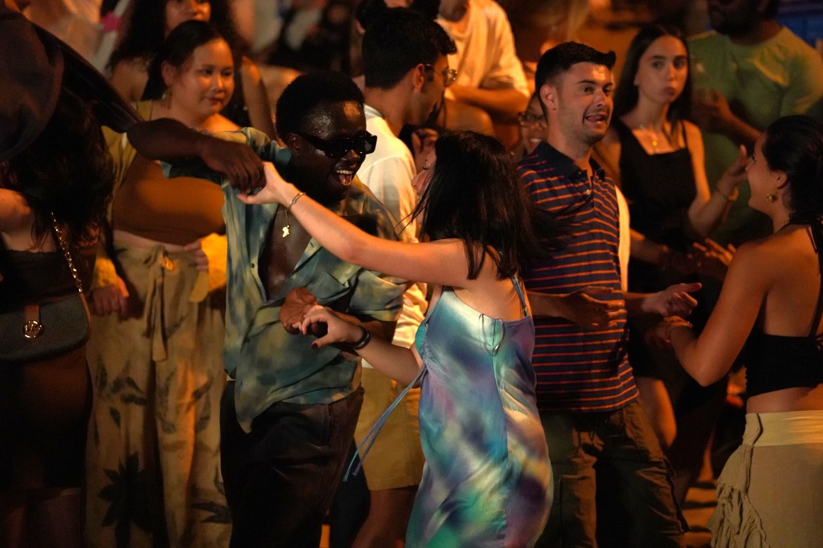 Música, buen ambiente y fuegos artificiales por San Juan en Playa del lnglés