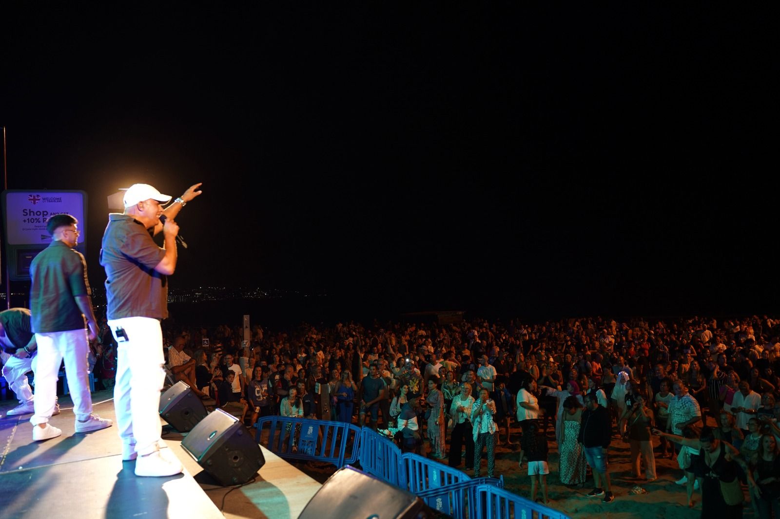 Música, buen ambiente y fuegos artificiales por San Juan en Playa del lnglés