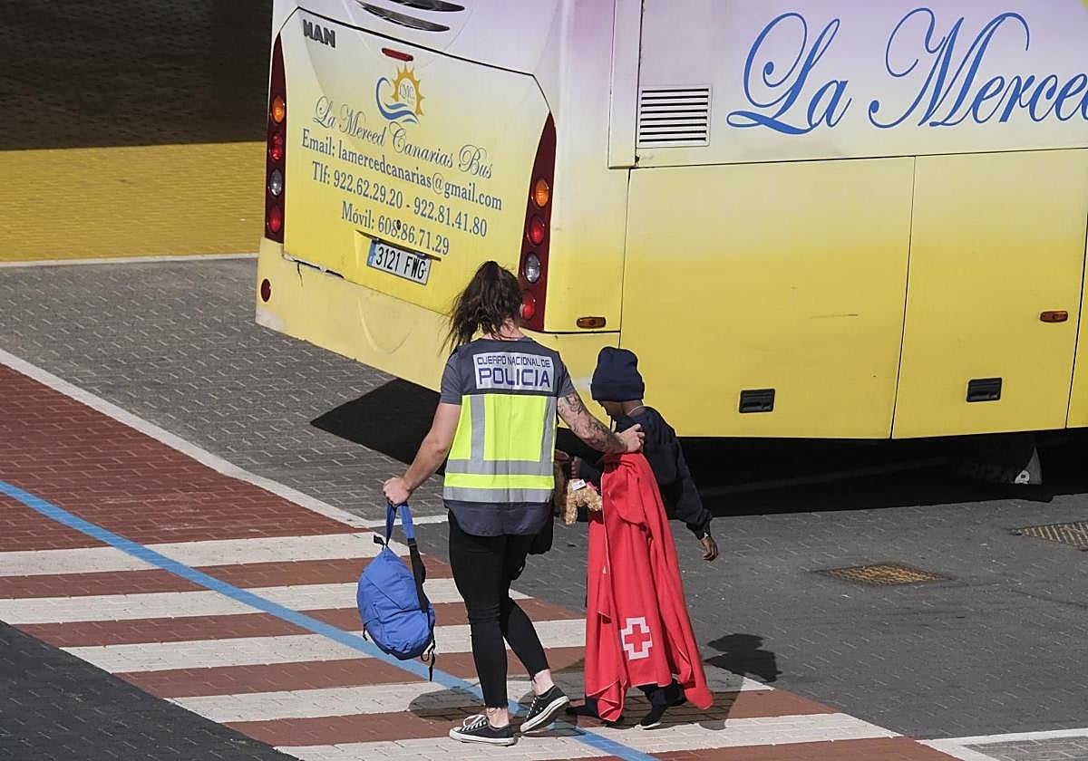 Defensa insiste en el rechazo a prestar instalaciones para acoger a menores