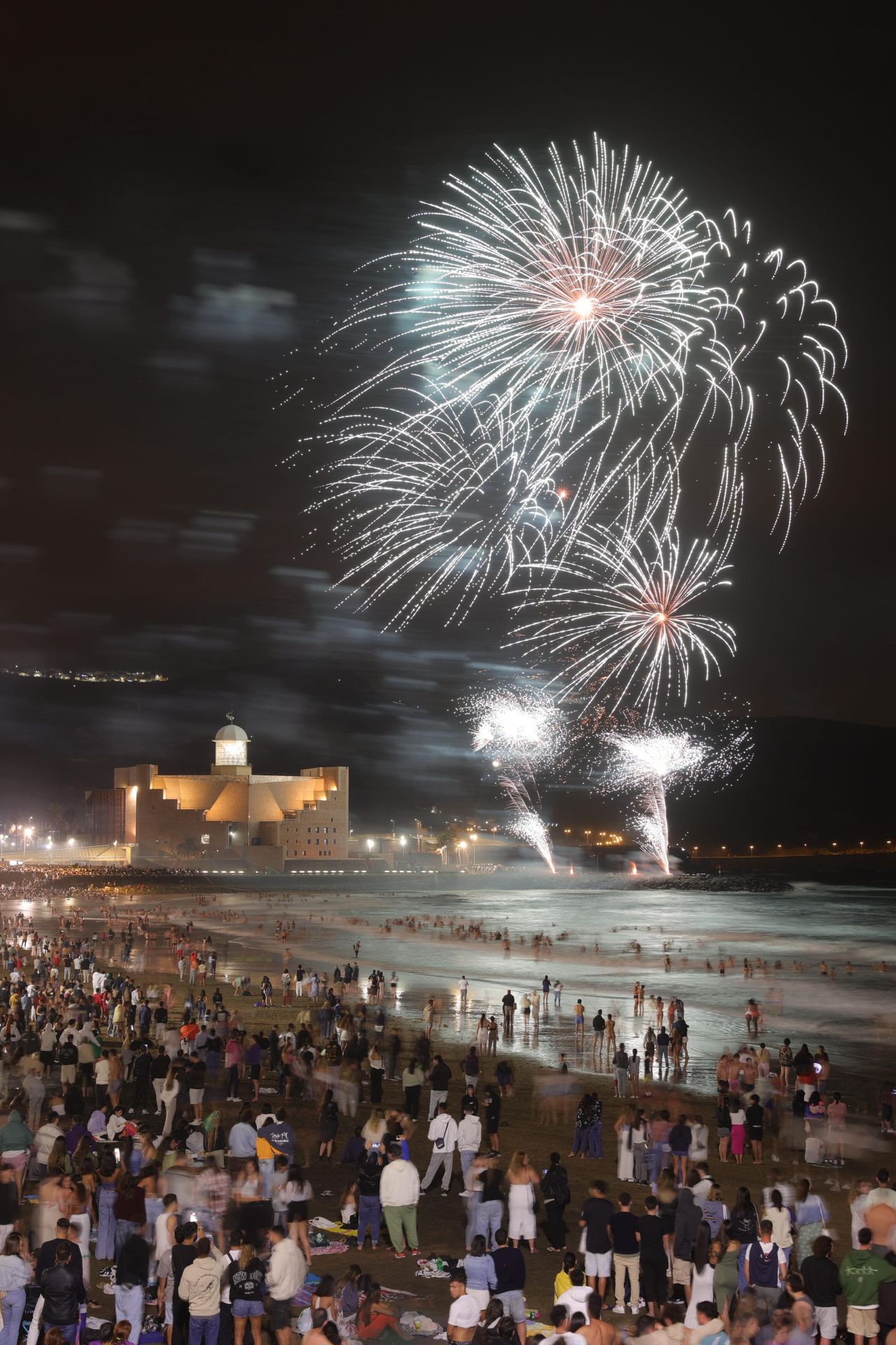 Los fuegos de San Juan alumbran Las Canteras, en imágenes