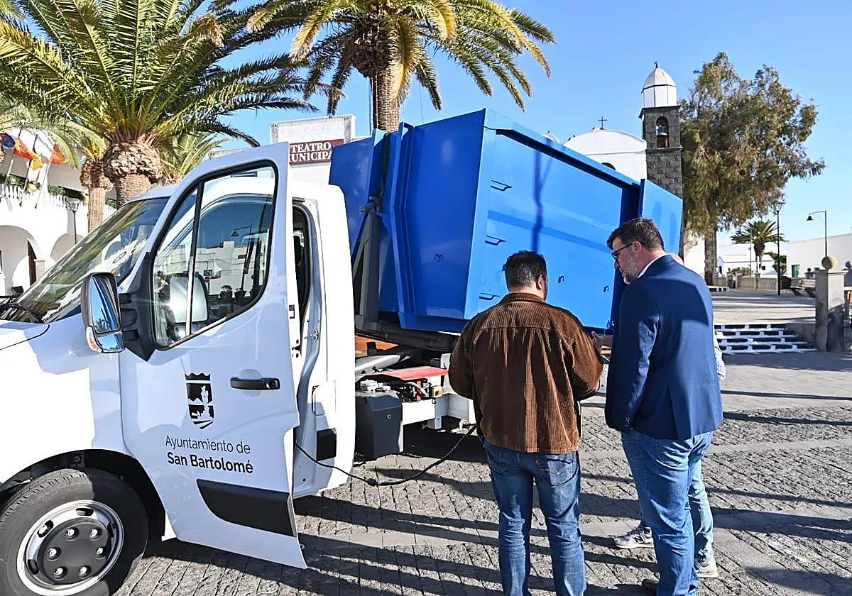 Vehículo estrenado en enero para recoger basura en San Bartolomé.