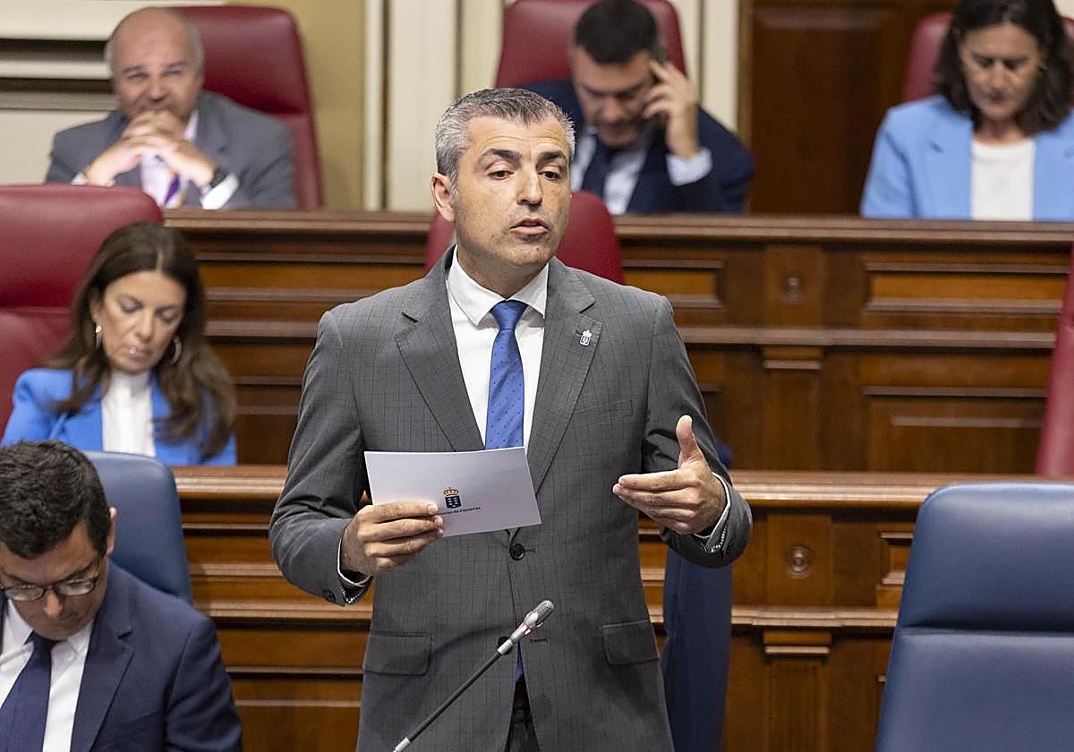 Manuel Domínguez, vicepresidente de Canarias, durante su intervención en el Parlamento.