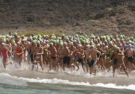 Salida en una edición pasada de la Travesía a Nado El Río.