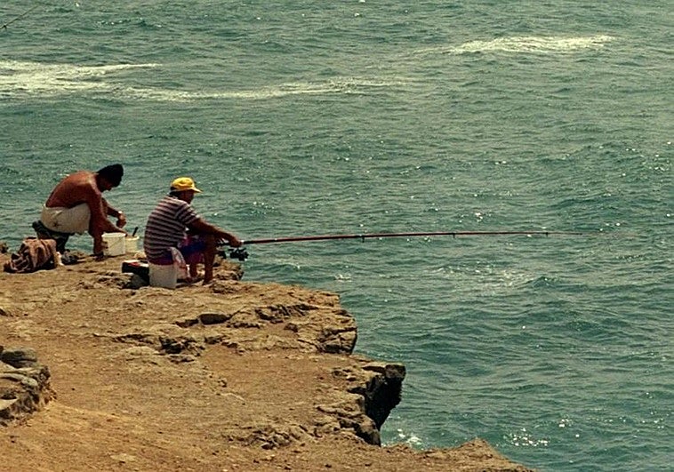Practicantes de la pesca recreativa desde tierra en el litoral de Gran Canaria.