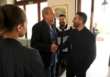 Silvestre se aventura con el inglés en la presentación de 'Weiss &Morales'