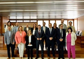 Manuel Domíguez -centro- durante su visita institucional al municipio de Ingenio.