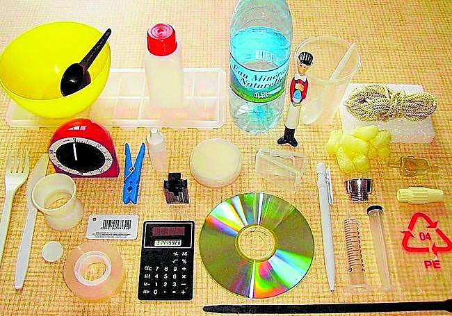 El plástico es la solución más económica y versátil que han encontrado muchos fabricantes para todo tipo de artículo cotidianos.