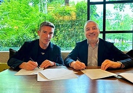 Carrión y Ramírez rubricando el acuerdo.