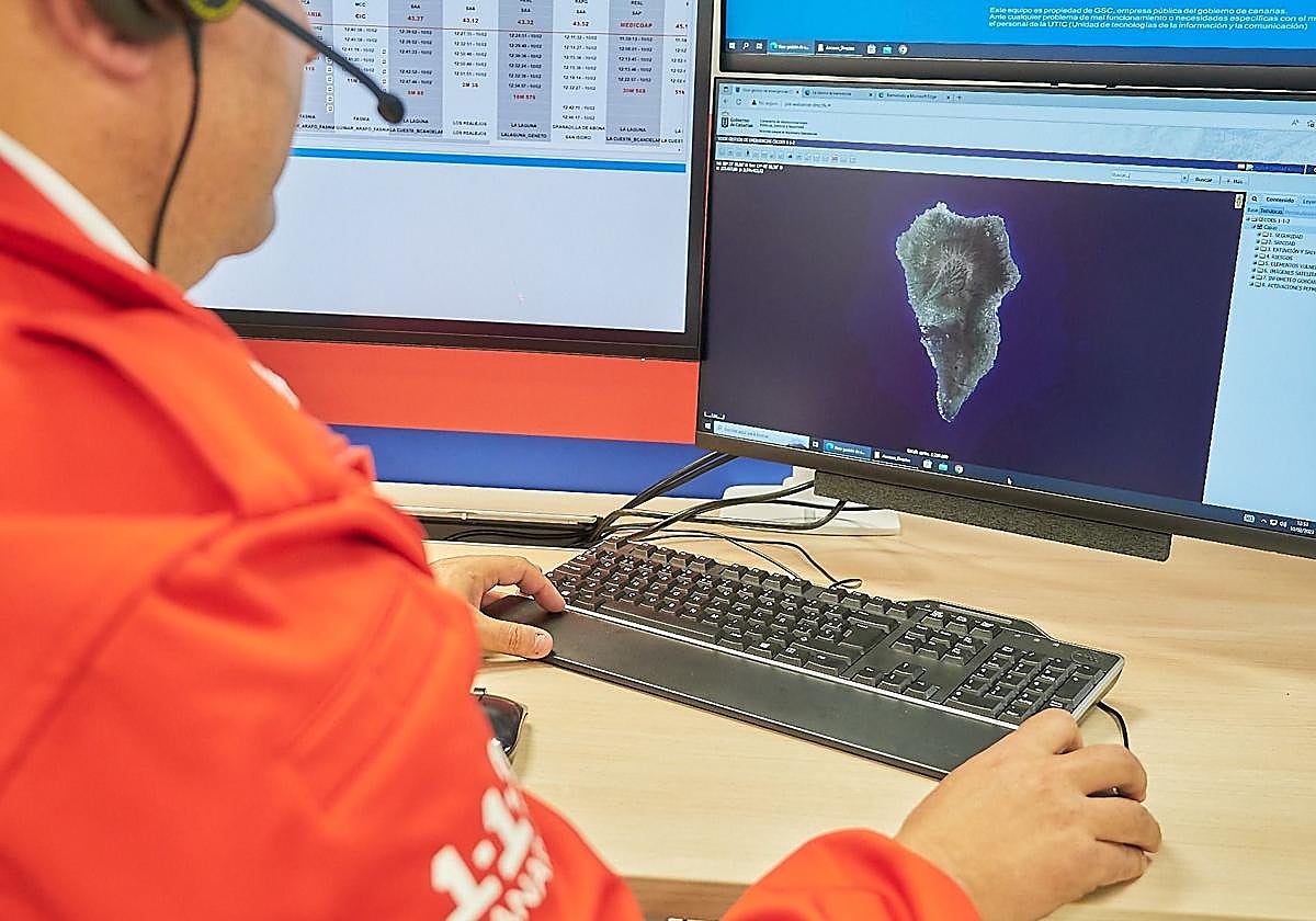 Imagen de un técnico del Centro de Coordinador de Emergencias y Seguridad 112.