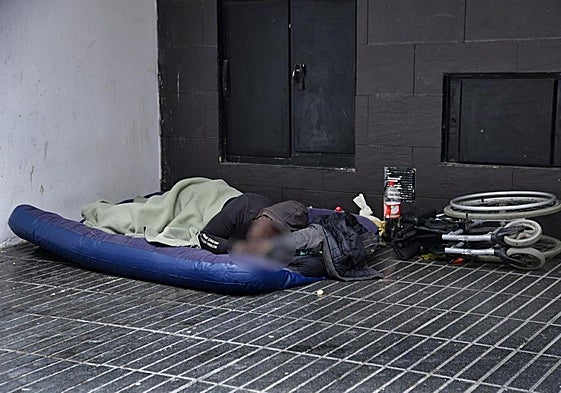 Una persona duerme en una calle de la capital grancanaria.