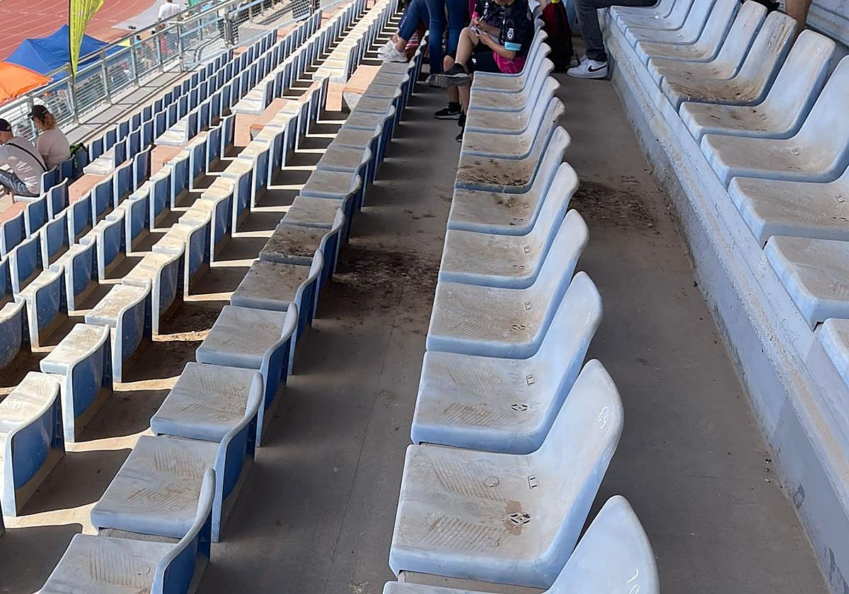 Esta fue una de las fotos que fueron difundidas por las redes sociales, con el graderío sucio.