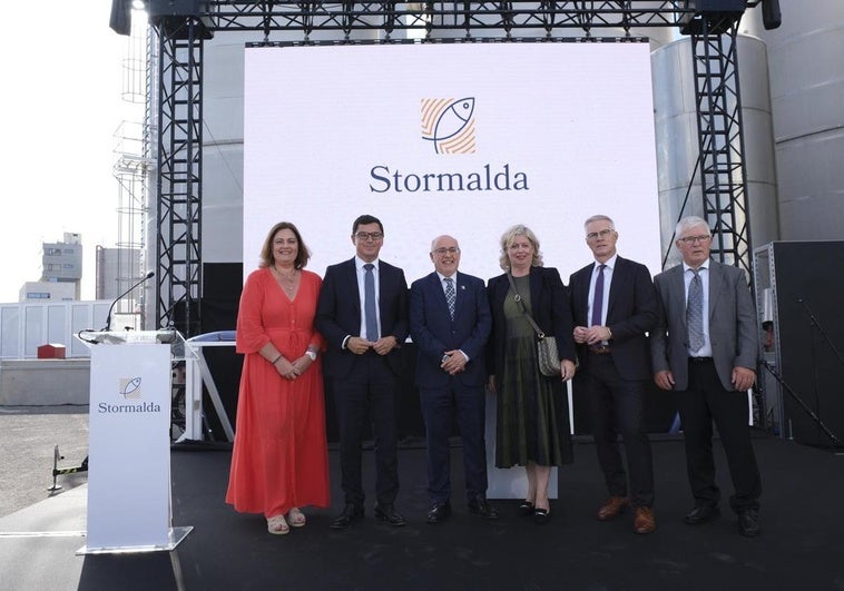 Calzada, Rodríguez y Morales junto a los propietarios de la empresa Stormalda.