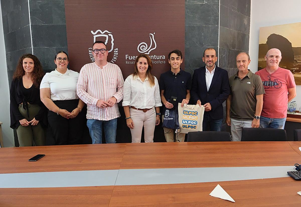 Carlos Cabrera, en el acto de reconocimiento en el Cabildo con miembros del Cabildo de Fuerteventura, Gobierno de Canarias, ULPGC e IES San Diego de Alcalá, entre ellos su profesora de Física de este año, Ancella Molleda.