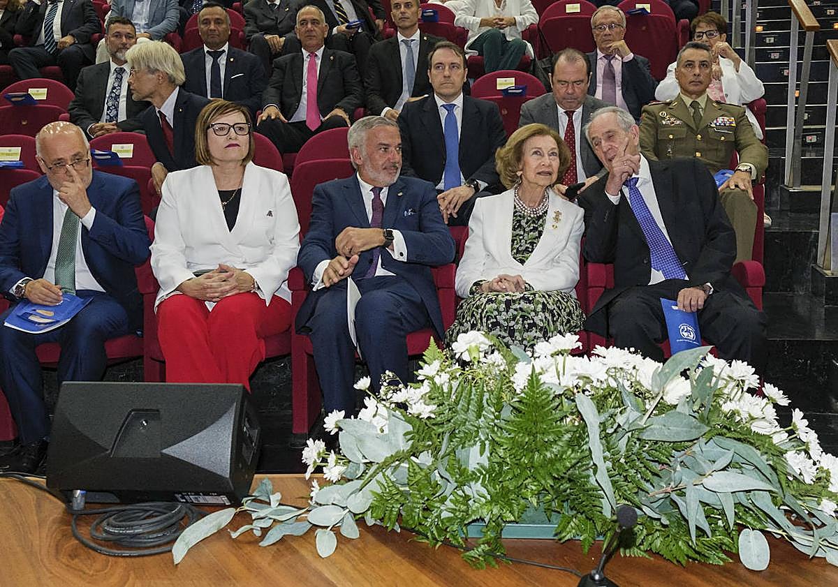 Imagen principal - Más imágenes del acto que tuvo lugar en el paraninfo de la ULPGC.