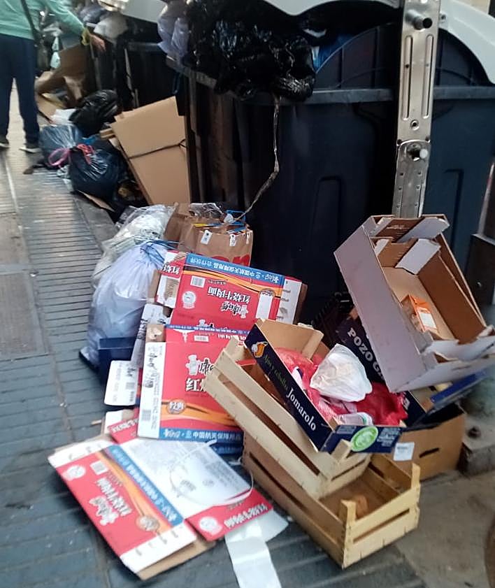 Imagen secundaria 2 - La basura se acumula en Triana y Arenales