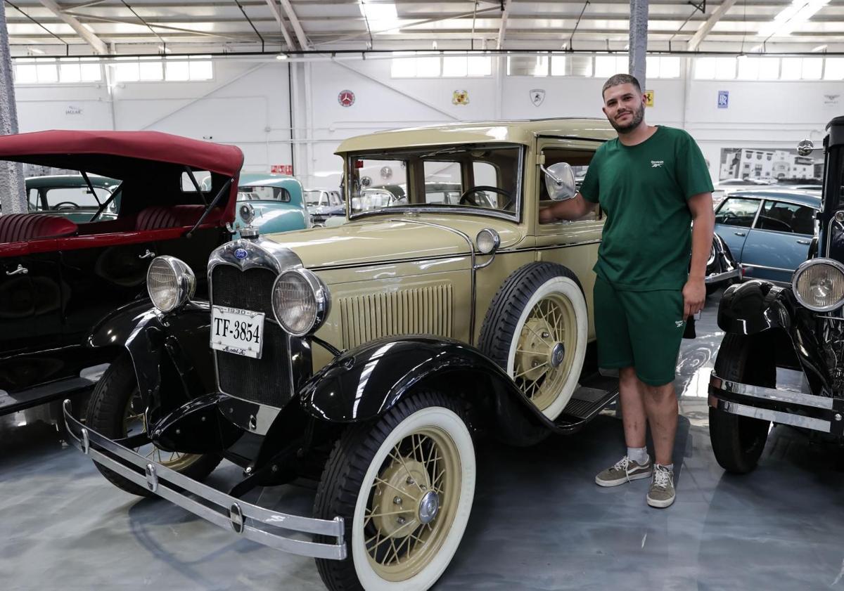 Imagen principal - Domingo Javier Ramírez muestra el Ford A de su familia. En las otras fotos, parte del equipo del museo de Car Home Services y otra de las joyas expuestas.