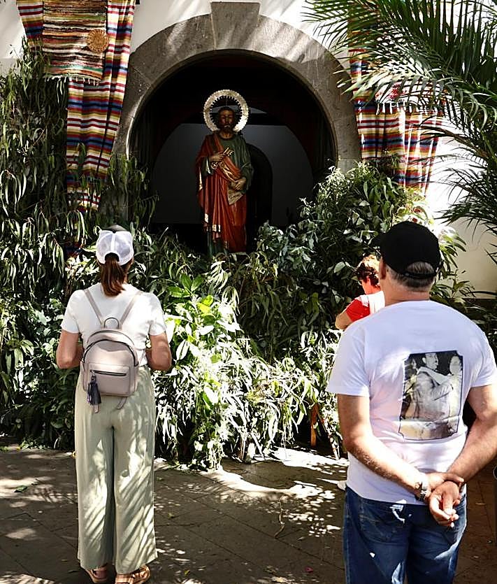 Imagen secundaria 2 - En las imágenes, distintos momentos de la fiesta. En la foto pequeña, San Pedro rodeado de las ramas que le brindaron como ofrenda.