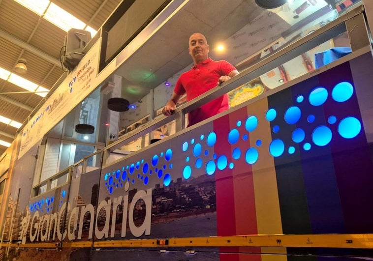 Vista parcial de la carroza, que este domingo parte para la Península. En su interior, Fernando Medina.